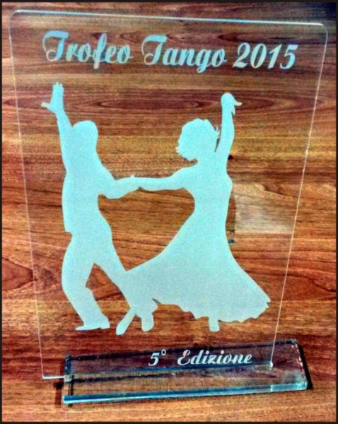 Foto Targa Trofeo in Legno e Plexiglass con piedistallo